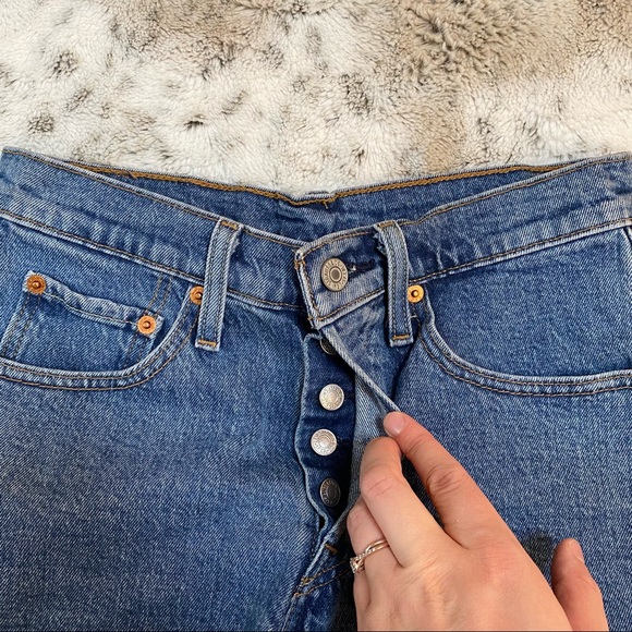 Levi’s 501 High Rise Cutoff Jean Shorts - Picture 3 of 7